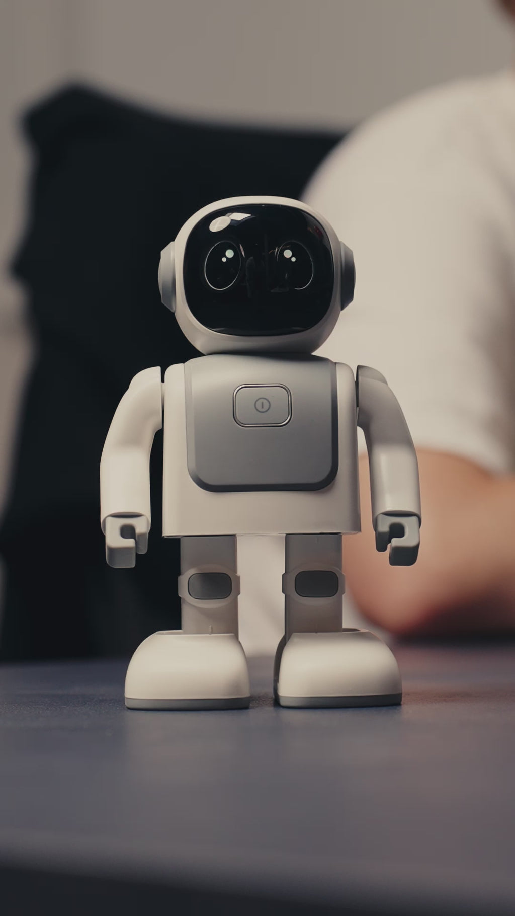 Robert der tanzende Roboter mit Lautsprecher