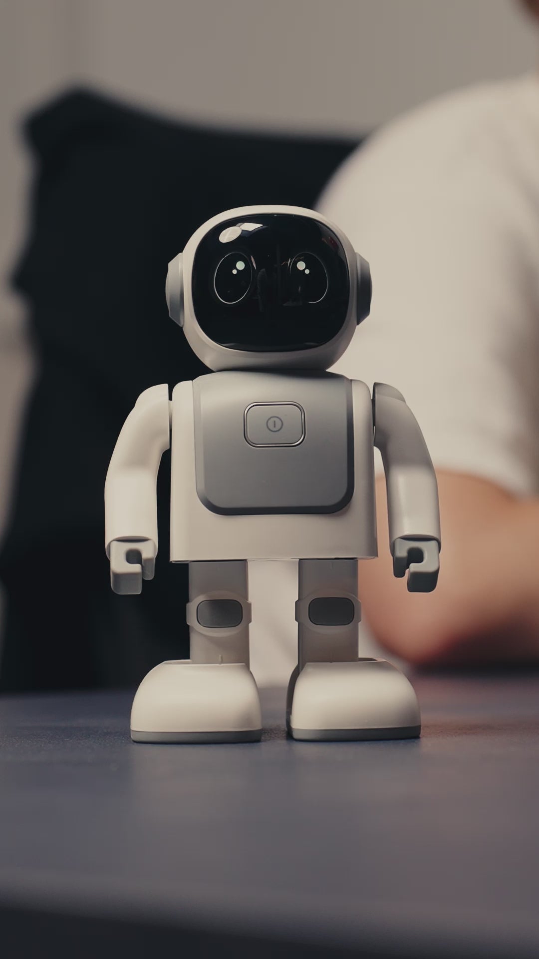 Robert der tanzende Roboter mit Lautsprecher